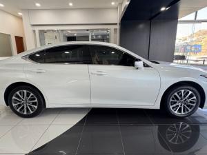 Lexus ES 300h EX - Image 4