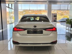 Lexus ES 300h EX - Image 6