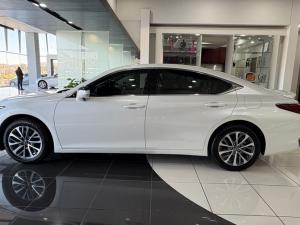 Lexus ES 300h EX - Image 8