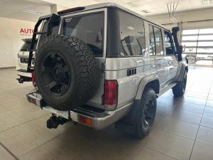 Toyota Land Cruiser 76 4.5D-4D V8 station wagon LX - Image 2