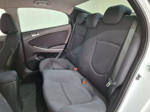 Hyundai Accent hatch 1.6 Fluid auto - Image 8