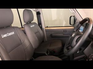 Toyota Land Cruiser 76 2.8GD-6 station wagon VX - Image 10