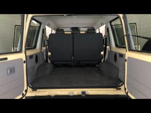 Toyota Land Cruiser 76 2.8GD-6 station wagon VX - Image 13