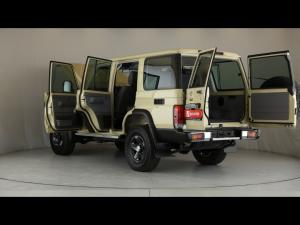 Toyota Land Cruiser 76 2.8GD-6 station wagon VX - Image 25