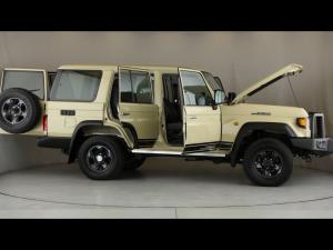 Toyota Land Cruiser 76 2.8GD-6 station wagon VX - Image 30