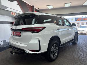 Toyota Fortuner 2.4GD-6 manual - Image 2