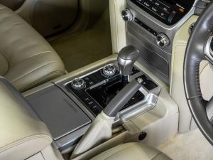 Toyota Land Cruiser 200 4.5D-4D V8 VX-R - Image 12