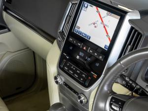 Toyota Land Cruiser 200 4.5D-4D V8 VX-R - Image 13