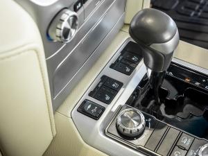 Toyota Land Cruiser 200 4.5D-4D V8 VX-R - Image 21