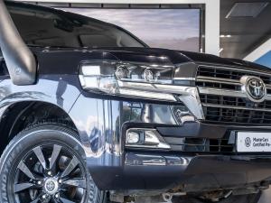 Toyota Land Cruiser 200 4.5D-4D V8 VX-R - Image 3