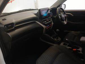 Toyota Urban Cruiser 1.5 XR manual - Image 7