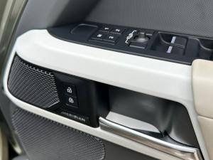 Land Rover Defender 110 D300 SE - Image 8