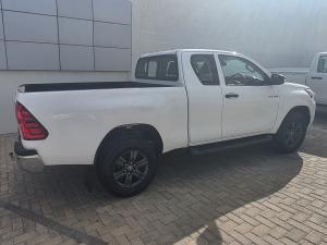 Toyota Hilux 2.4GD-6 Xtra cab Raider manual - Image 2