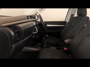 Toyota Hilux 2.4GD-6 double cab 4x4 Raider manual - Image 7