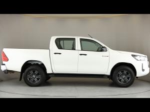 Toyota Hilux 2.4GD-6 double cab 4x4 Raider manual - Image 3
