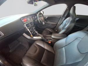 Volvo V40 D3 Momentum Geartronic - Image 3