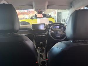 Peugeot 208 1.2T Allure manual - Image 24