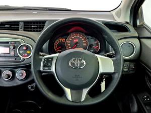 Toyota Yaris 5-door 1.3 Xi - Image 17