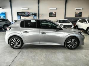 Peugeot 208 1.2T Allure manual - Image 3