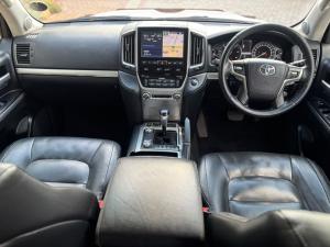 Toyota Land Cruiser 200 4.5D-4D V8 VX-R - Image 6
