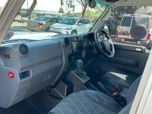 Toyota Land Cruiser 76 2.8GD-6 station wagon VX - Image 7