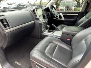 Toyota Land Cruiser 200 4.5D-4D V8 VX-R - Image 7