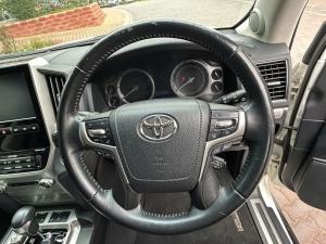 Toyota Land Cruiser 200 4.5D-4D V8 VX-R - Image 8