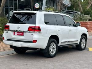 Toyota Land Cruiser 200 4.5D-4D V8 VX-R - Image 2