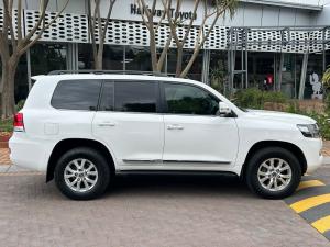 Toyota Land Cruiser 200 4.5D-4D V8 VX-R - Image 3