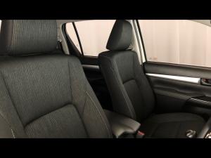 Toyota Hilux 2.4GD-6 double cab 4x4 Raider manual - Image 15