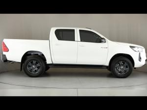 Toyota Hilux 2.4GD-6 double cab 4x4 Raider manual - Image 3