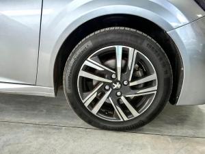 Peugeot 208 1.2T Allure manual - Image 8