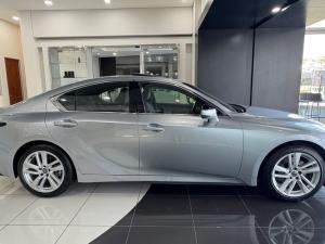 Lexus IS 300h SE - Image 4