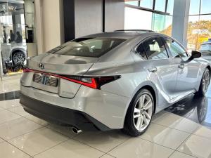 Lexus IS 300h SE - Image 5