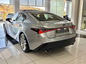 Lexus IS 300h SE - Image 7