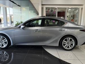 Lexus IS 300h SE - Image 8