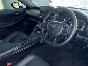 Lexus IS 300h SE - Image 9