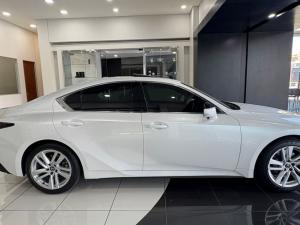 Lexus IS 300h SE - Image 4