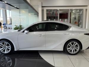 Lexus IS 300h SE - Image 5