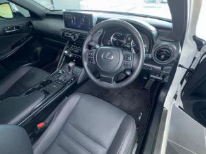 Lexus IS 300h SE - Image 9