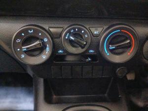 Toyota Hilux 2.0 (aircon) - Image 14