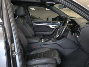Volkswagen Touareg V6 TDI Executive R-Line - Image 13