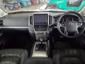 Toyota Land Cruiser 200 4.5D-4D V8 VX-R - Image 6