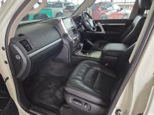 Toyota Land Cruiser 200 4.5D-4D V8 VX-R - Image 7