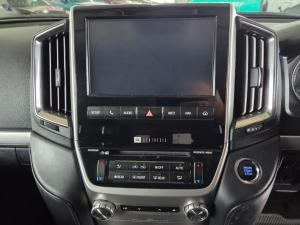 Toyota Land Cruiser 200 4.5D-4D V8 VX-R - Image 12