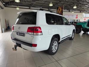 Toyota Land Cruiser 200 4.5D-4D V8 VX-R - Image 2