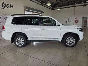 Toyota Land Cruiser 200 4.5D-4D V8 VX-R - Image 3