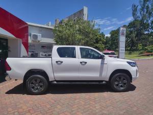 Toyota Hilux 2.4GD-6 double cab 4x4 Raider manual - Image 3