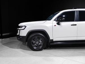 Toyota Land Cruiser 300 3.3D GR-Sport - Image 2