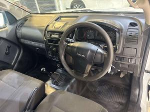 Isuzu D-Max Gen 6 250 single cab Fleetside safety - Image 12